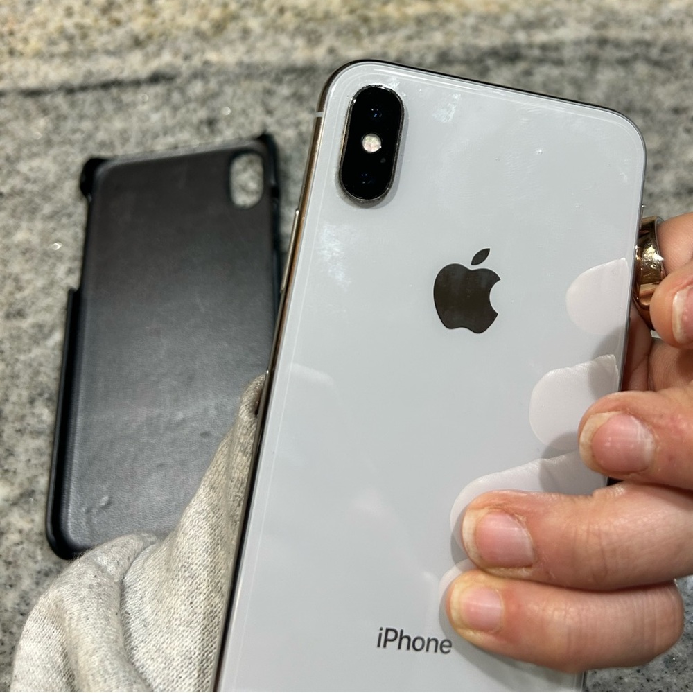 Unlocked iPhone X 256gb with case - Picture 5 of 8